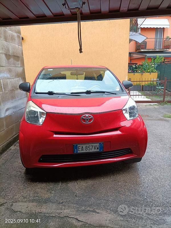 Rosso Usata 2010 Toyota iQ Sol Due volumi | 5000 € (Buon prezzo) - Immagine 1/4