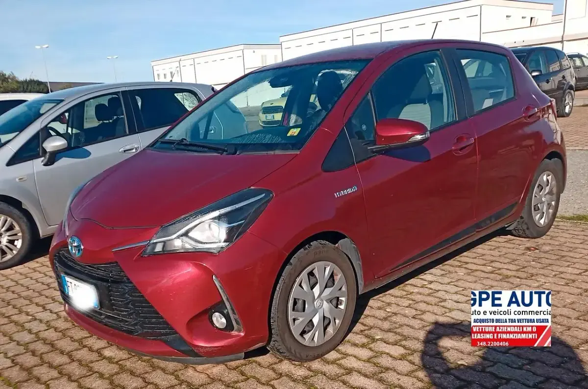 Usata Toyota Yaris Hybrid Active 73 CV (53 kW) 2019 Rosso Berlina
