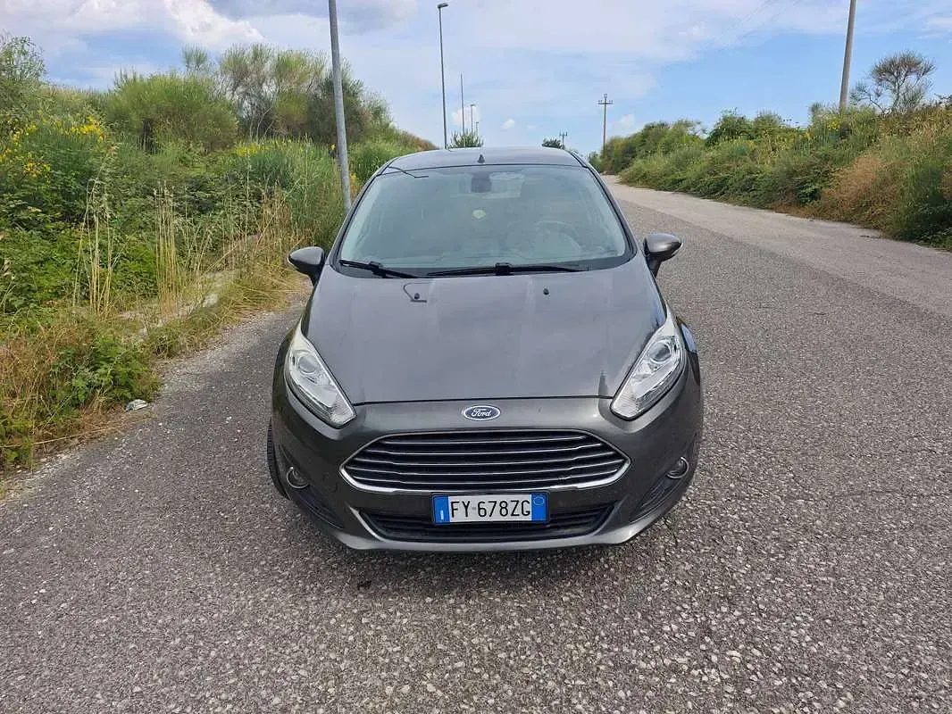 Usata Ford Fiesta Titanium 95 CV (69 kW) 2016 Grigio Utilitaria