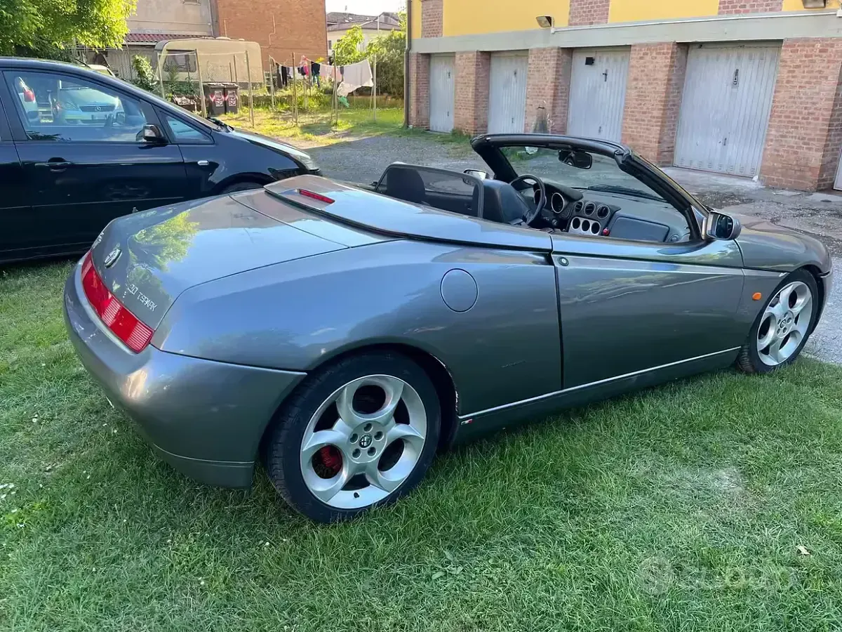 Usata Alfa Romeo Spider 150 CV (110 kW) 2000 Grigio Cabrio