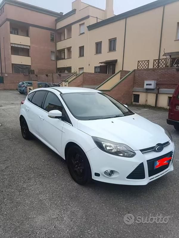 Begagnad Ford Focus 120 HK (88 kW) 2014 Vit Sedan