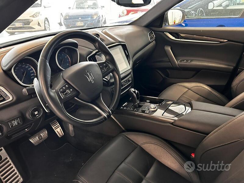 Usato 2018 Maserati Ghibli 3.0 Benzin 430 CV (56.000 €)