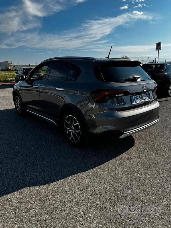 Usata Fiat Tipo Cross 101 CV (74 kW) 2020 Grigio Berlina