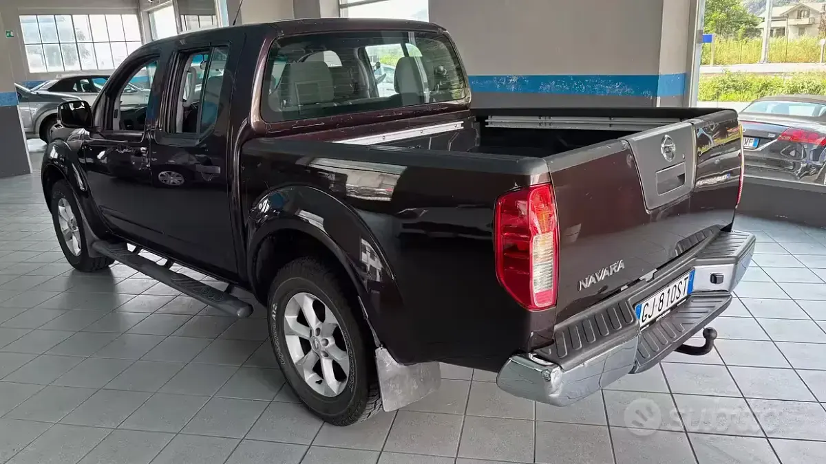 Usata Nissan Navara XE 190 CV (139 kW) 2011 Marrone Pick-up