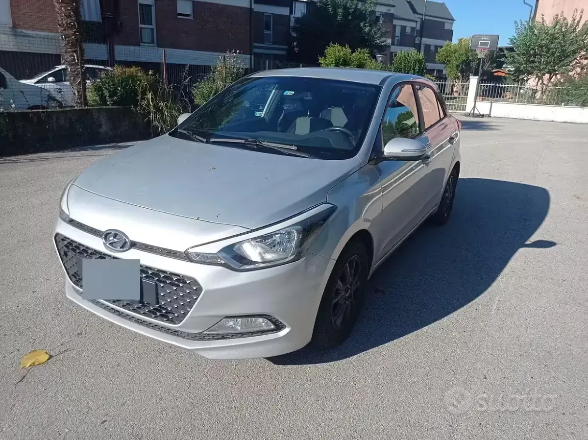 Usata Hyundai i20 75 CV (55 kW) 2017 Grigio Berlina