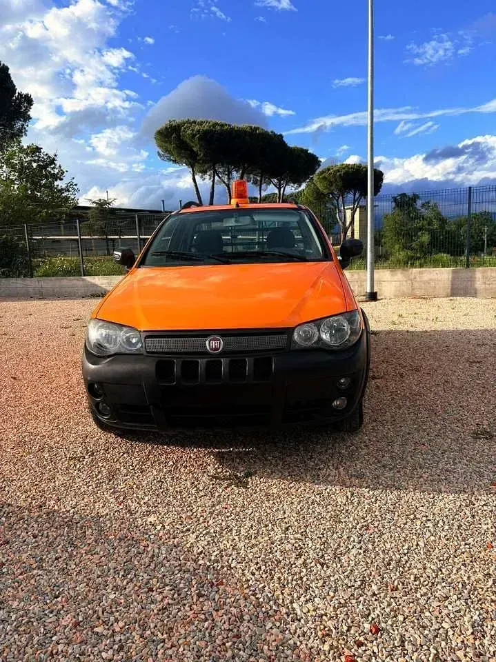 Usata Fiat Strada 84 CV (61 kW) 2010 Arancione Pick-up