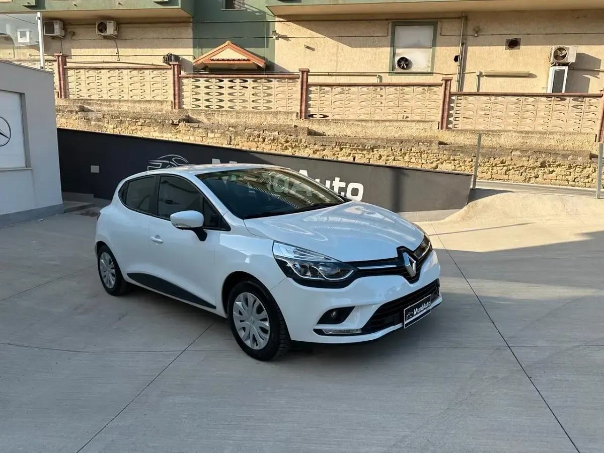 Usata Renault Clio Business 74 CV (54 kW) 2019 Bianco Utilitaria