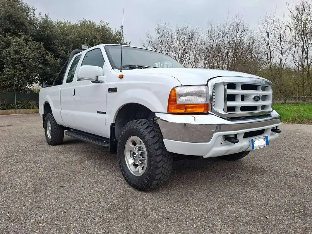 Usata Ford V8 230 CV (169 kW) 1999 Bianco SUV