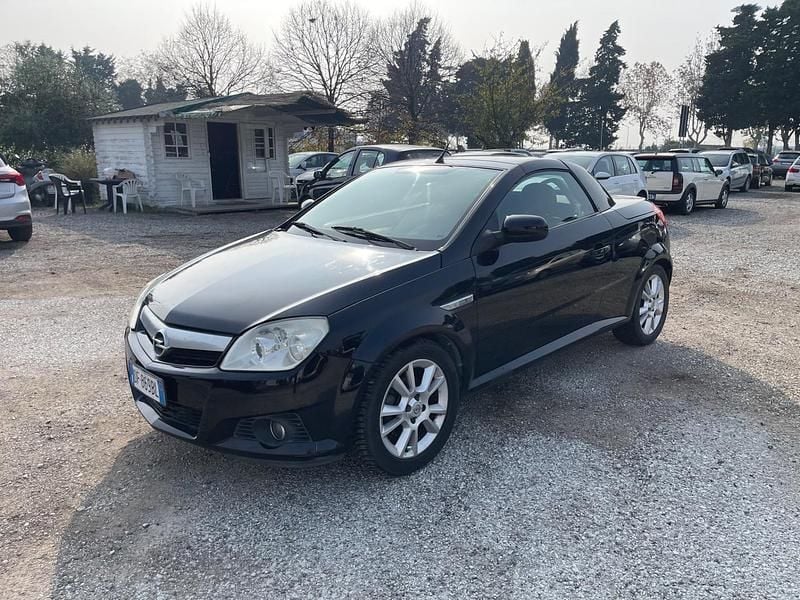 Usata Opel Tigra Sport 69 CV (50 kW) 2007 Nero Cabrio