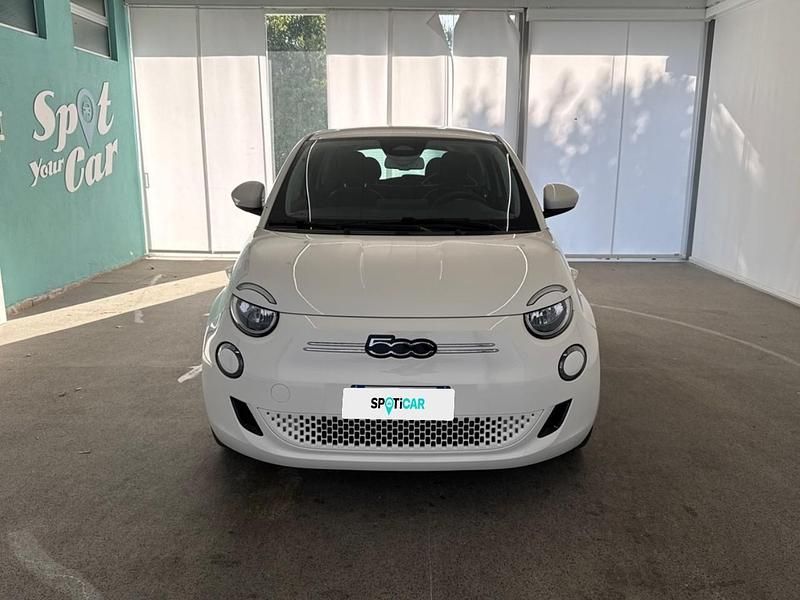 Begagnad Fiat 500e 86 kW (118 HK) 2023 Vit Halvkombi