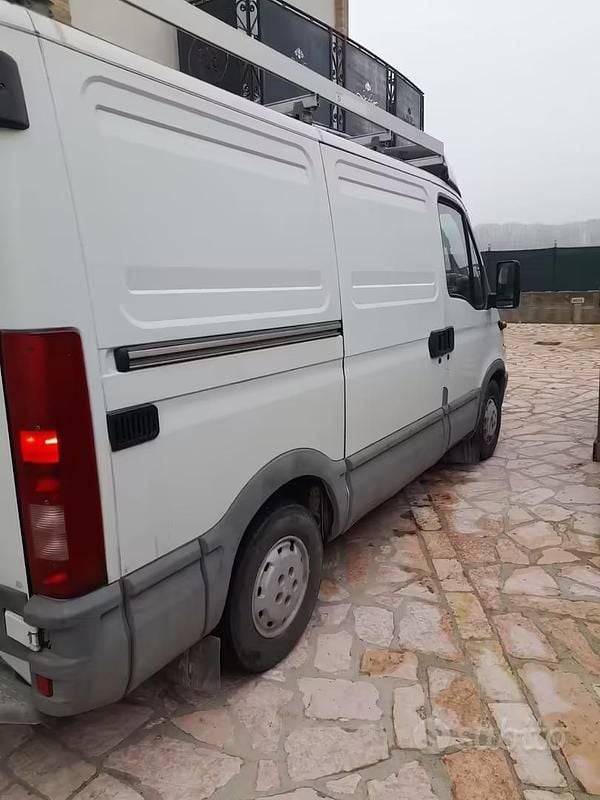 Usata Iveco Daily 97 CV (71 kW) 2004 Bianco Berlina