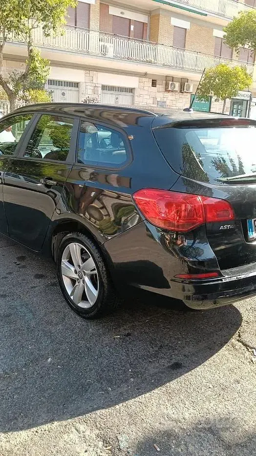 Usata Opel Astra Cosmo 110 CV (80 kW) 2013 Nero Station wagon