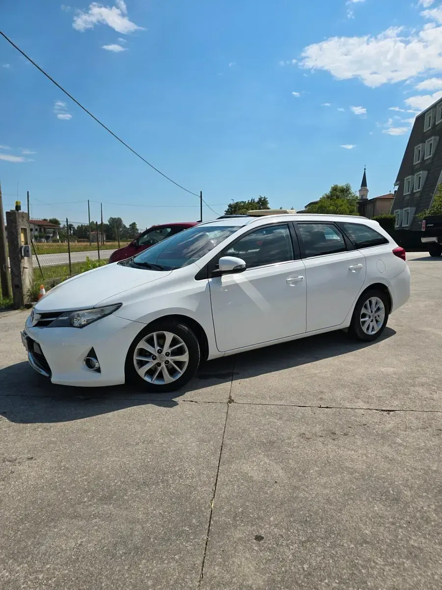 Usata Toyota Auris 89 CV (65 kW) 2014 Bianco Station wagon