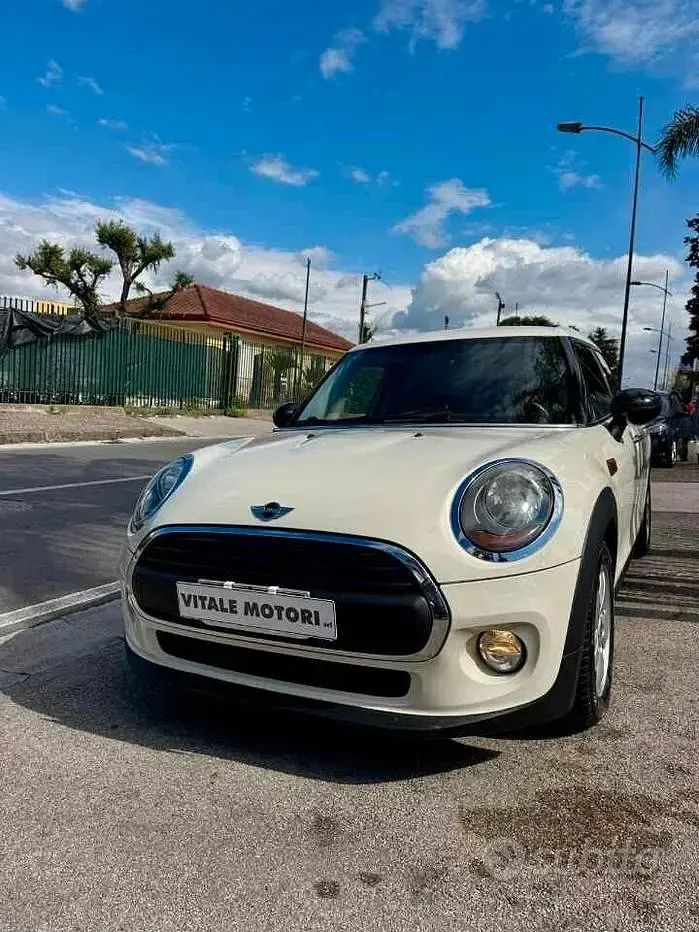 Usata Mini Cooper 75 CV (55 kW) 2017 Beige Utilitaria