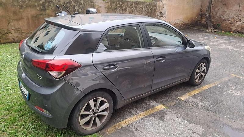 Usata Hyundai i20 Style 90 CV (66 kW) 2015 Grigio Utilitaria