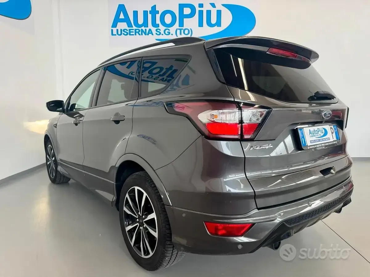 Usata Ford Kuga ST-Line 150 CV (110 kW) 2017 Grigio SUV