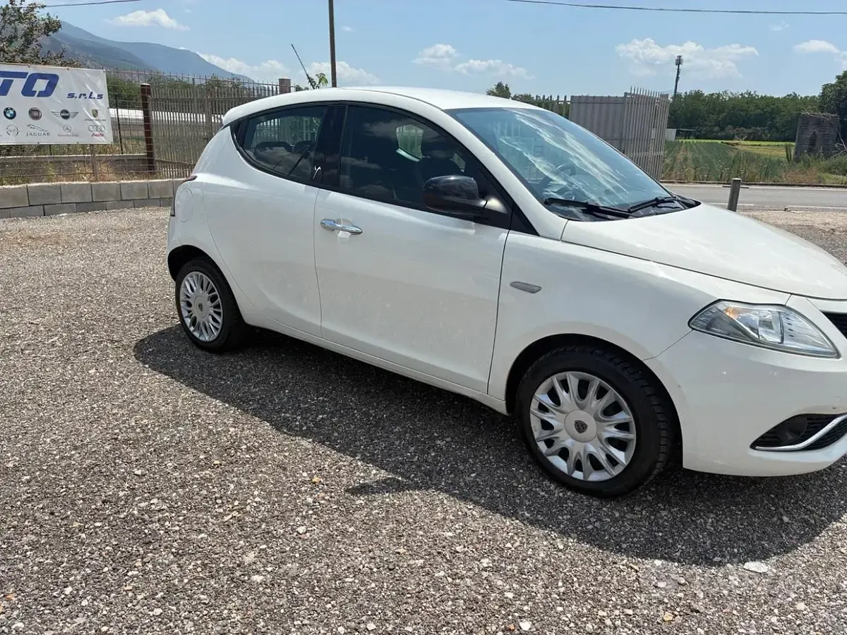Usata Lancia Ypsilon 95 CV (69 kW) 2018 Bianco Utilitaria