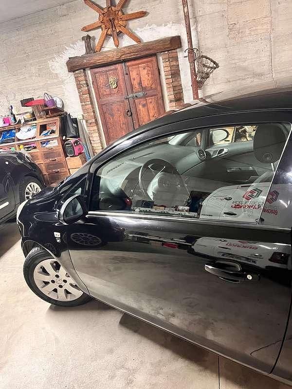 Usata Opel Corsa 75 CV (55 kW) 2011 Berlina