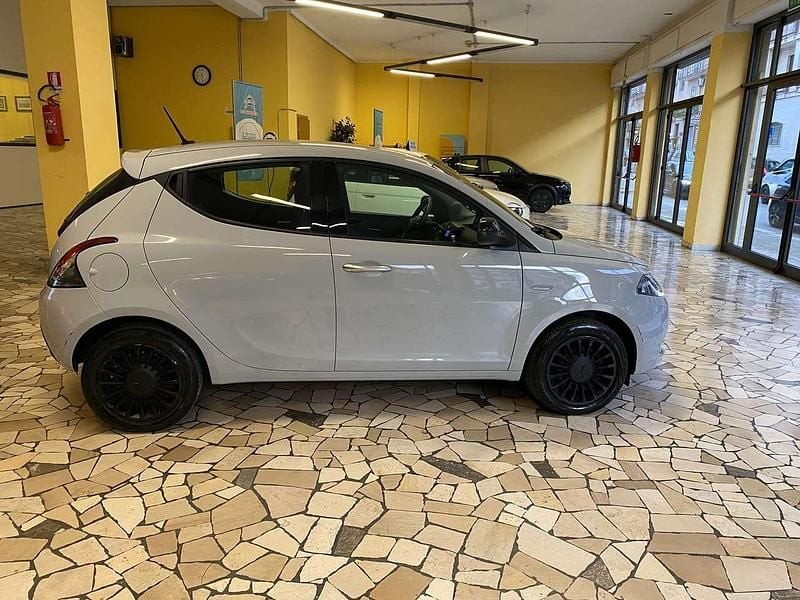 Usata Lancia Ypsilon Silver 69 CV (50 kW) 2022 Grigio Utilitaria