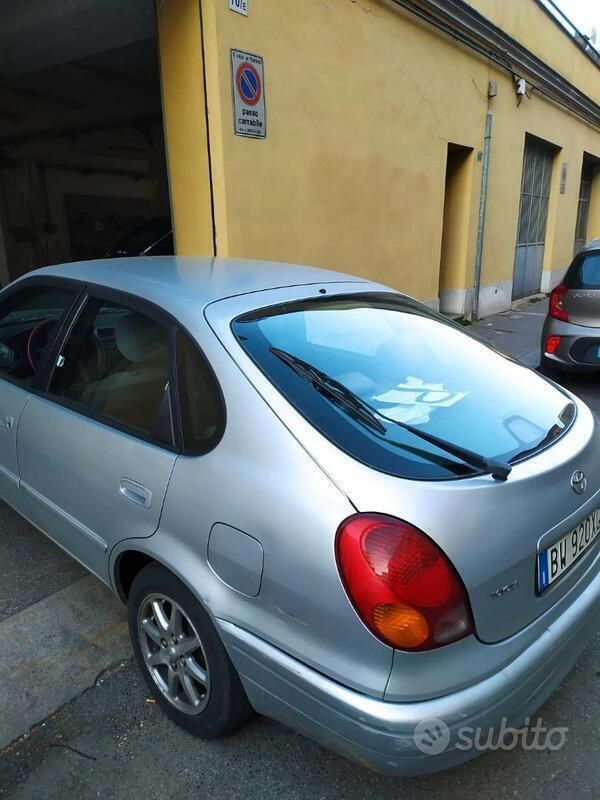 Usata Toyota Corolla 86 CV (63 kW) 2001 Grigio Berlina