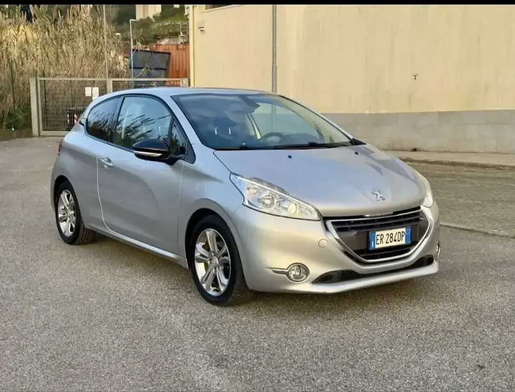 Usata Peugeot 208 Allure 120 CV (88 kW) 2013 Argento Utilitaria