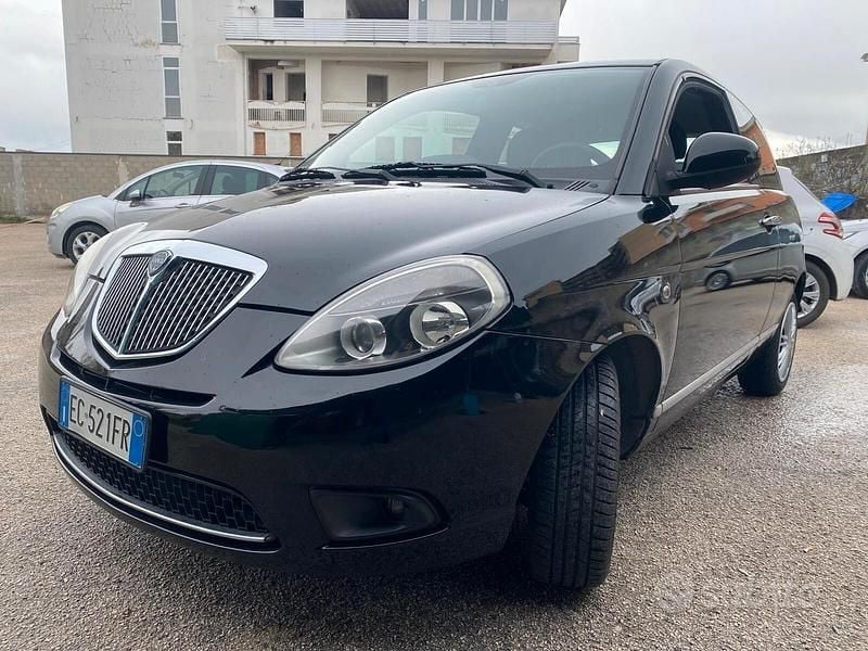 Usata Lancia Ypsilon 75 CV (55 kW) 2011 Nero Utilitaria