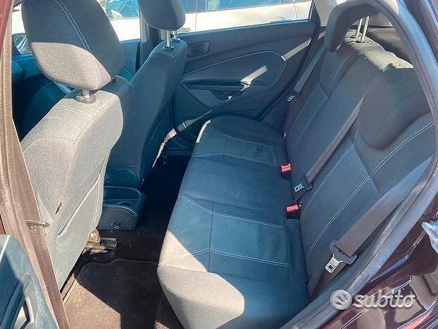 Usata Ford Fiesta Titanium 99 CV (72 kW) 2010 Marrone Utilitaria