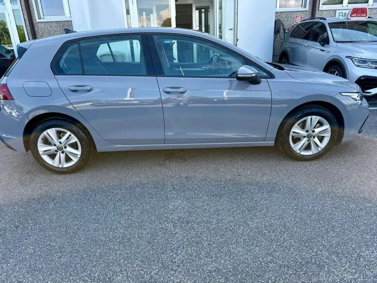 Usata VW Golf VIII Life 110 CV (80 kW) 2023 Grigio Berlina