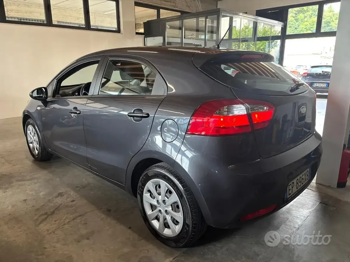 Usata Kia Rio 75 CV (55 kW) 2013 Grigio Berlina