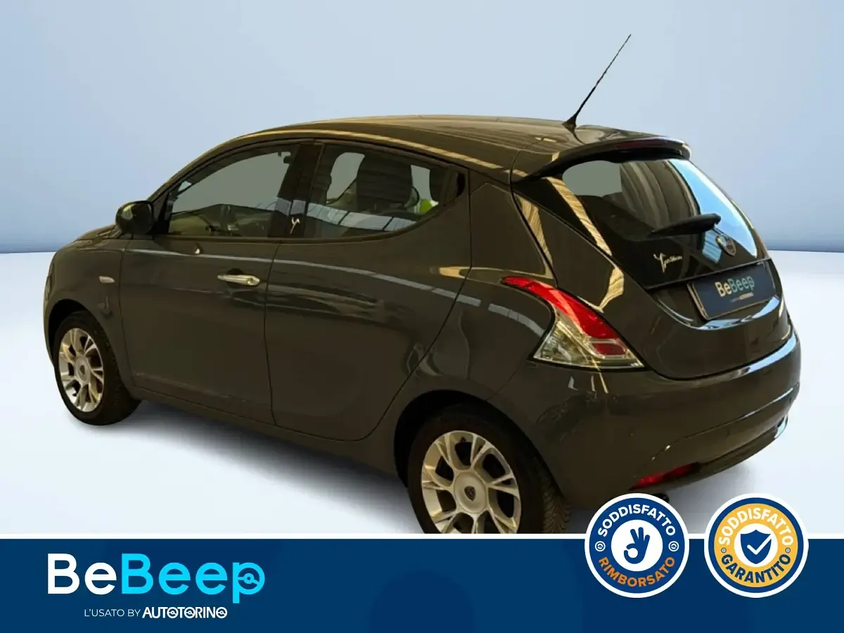 Usata Lancia Ypsilon Gold 69 CV (50 kW) 2015 Grigio metallizzato Utilitaria