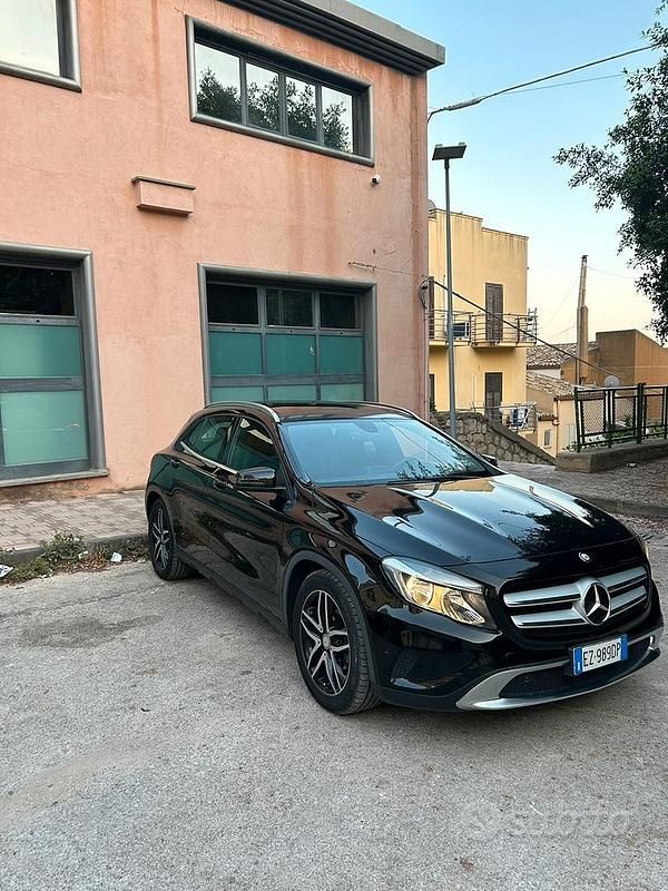 Usata Mercedes A180 109 CV (80 kW) 2016 Nero SUV