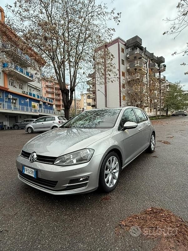 Grigio Usata 2017 VW Golf Tre volumi | 9490 € (Super prezzo) - Immagine 1/4