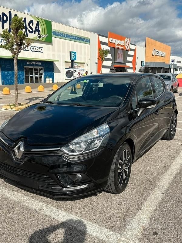 Usado Renault Clio IV 75 CV (55 kW) 2018 Negro Utilitario