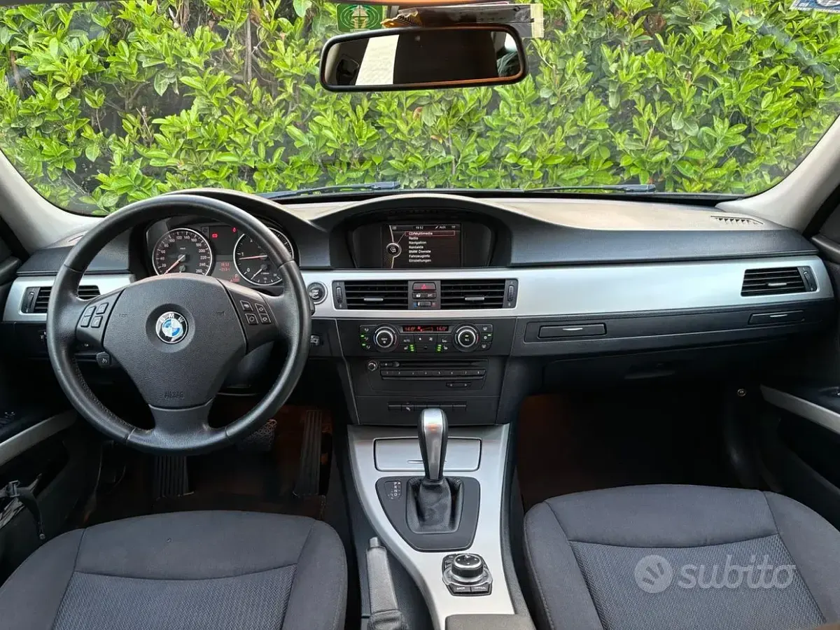 Begagnad BMW 320 Efficient Dynamics 177 HK (130 kW) 2009 Röd Kombi