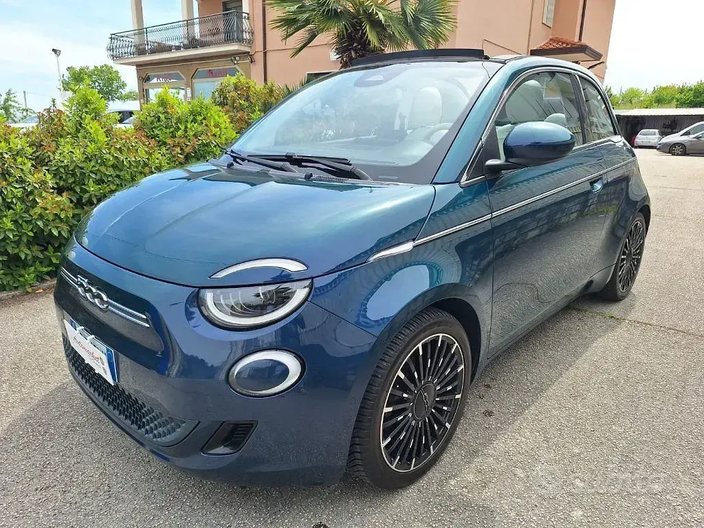 Begagnad Fiat 500e La Prima 86 kW (118 HK) 2021 Grön Cab