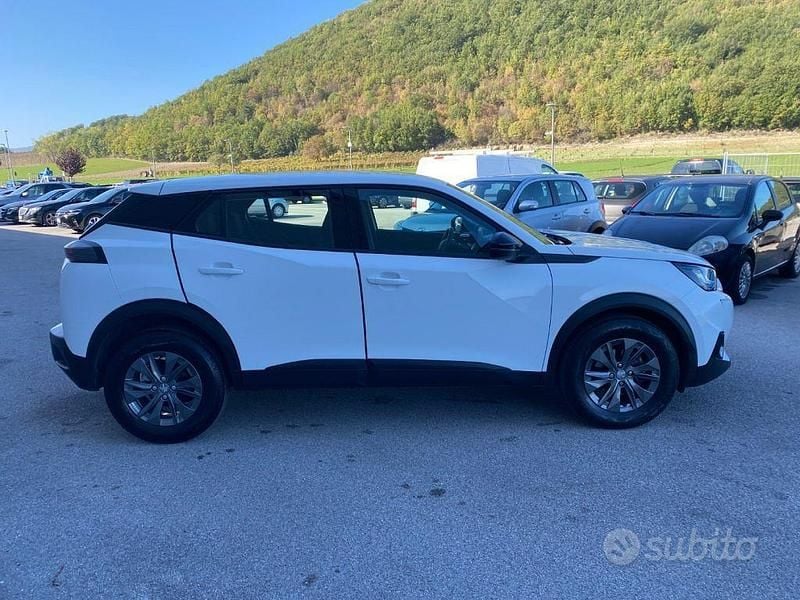 Usata Peugeot 2008 Active 101 CV (74 kW) 2022 Bianco metallizzato SUV