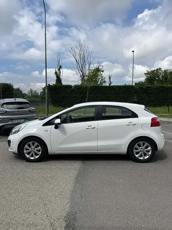 Usata Kia Rio 83 CV (61 kW) 2015 Bianco Berlina