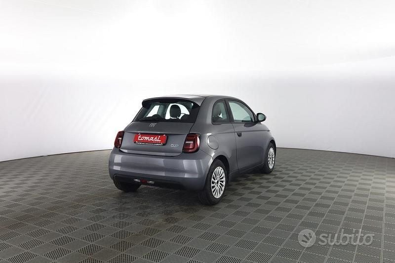 Usata Fiat 500e 86 kW (118 CV) 2023 Mineral grey Berlina