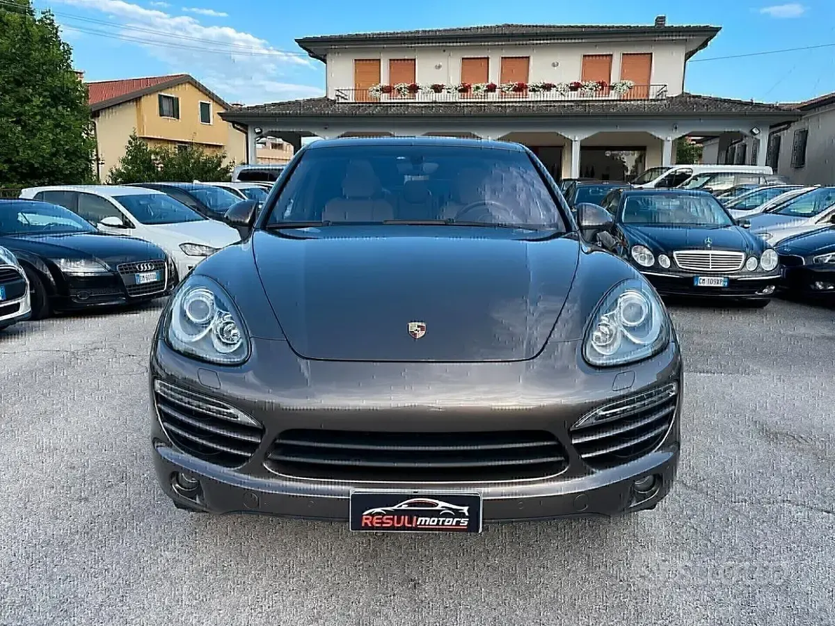 Usata Porsche Cayenne 245 CV (180 kW) 2011 Grigio SUV