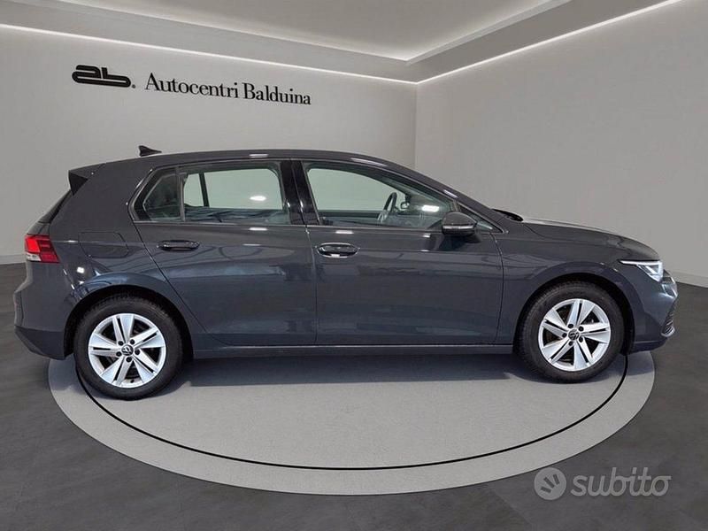 Usata VW Golf VIII Life 131 CV (96 kW) 2023 Grigio urano Berlina