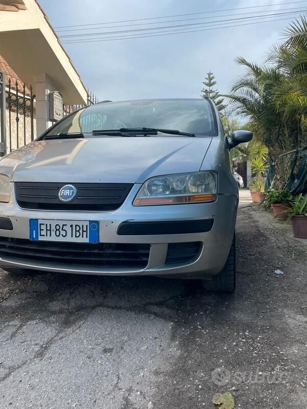 Grigio Usata 2011 Fiat Idea Monovolume | 1500 € (Ottimo prezzo) - Immagine 1/4