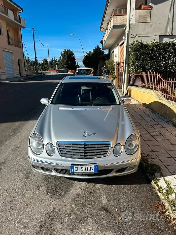 Usata Mercedes E270 170 CV (125 kW) 2004 Grigio Berlina