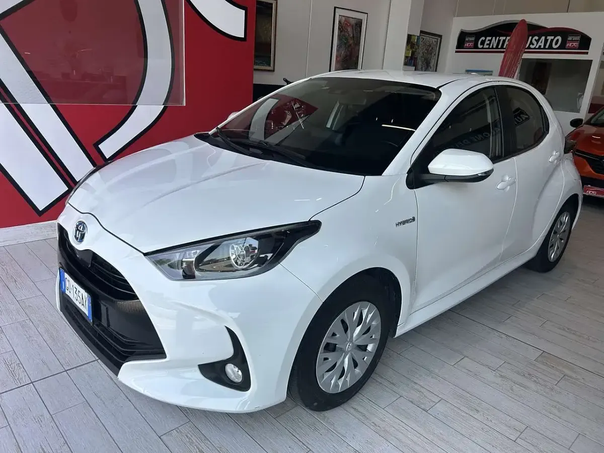 Usata Toyota Yaris 92 CV (67 kW) 2020 Super white Utilitaria