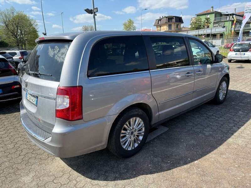 Usata Lancia Voyager 177 CV (130 kW) 2015 Grigio metallizzato Monovolume