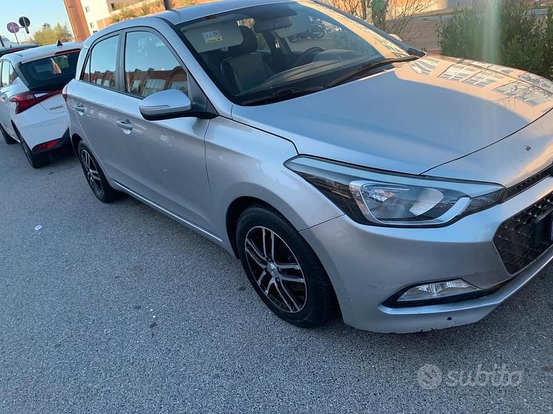 Usata Hyundai i20 75 CV (55 kW) 2015 Grigio Berlina