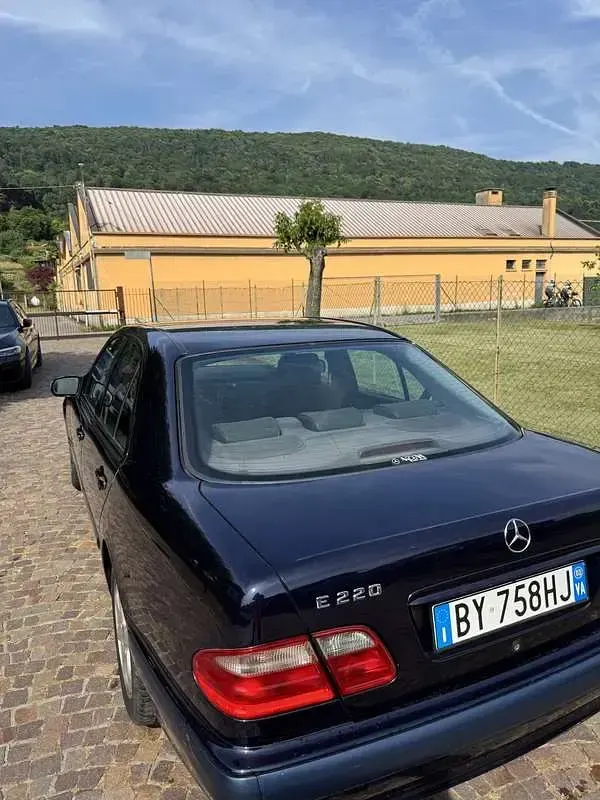 Usata Mercedes E220 Elegance 143 CV (105 kW) 2001 Berlina