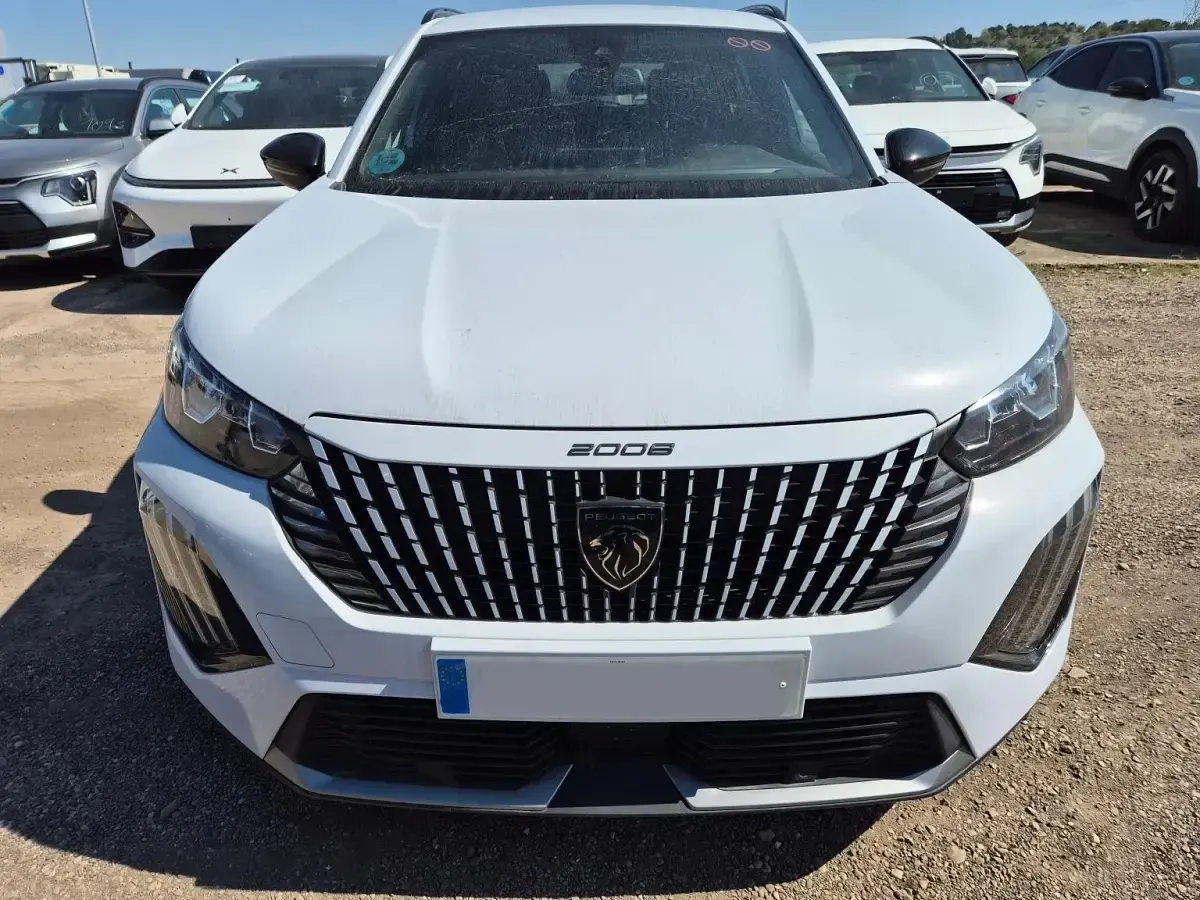 Usata Peugeot 2008 Allure 101 CV (74 kW) 2023 Bianco okenite SUV