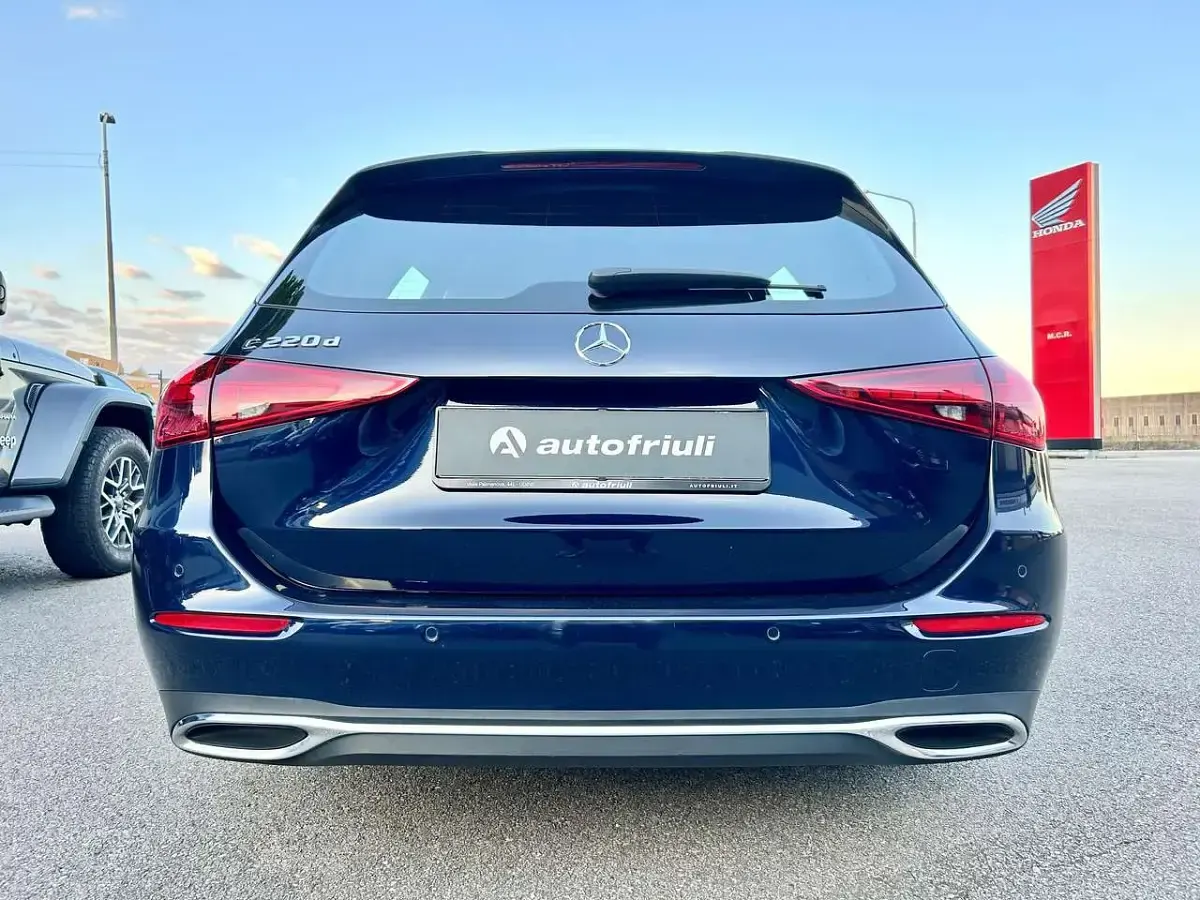 Usata Mercedes C220 200 CV (147 kW) 2022 Blu canvasite Station wagon