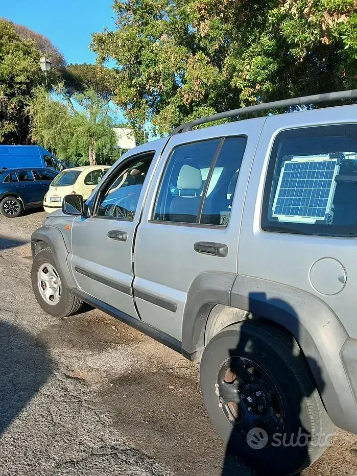 Usata Jeep Cherokee 163 CV (119 kW) 2007 Grigio SUV