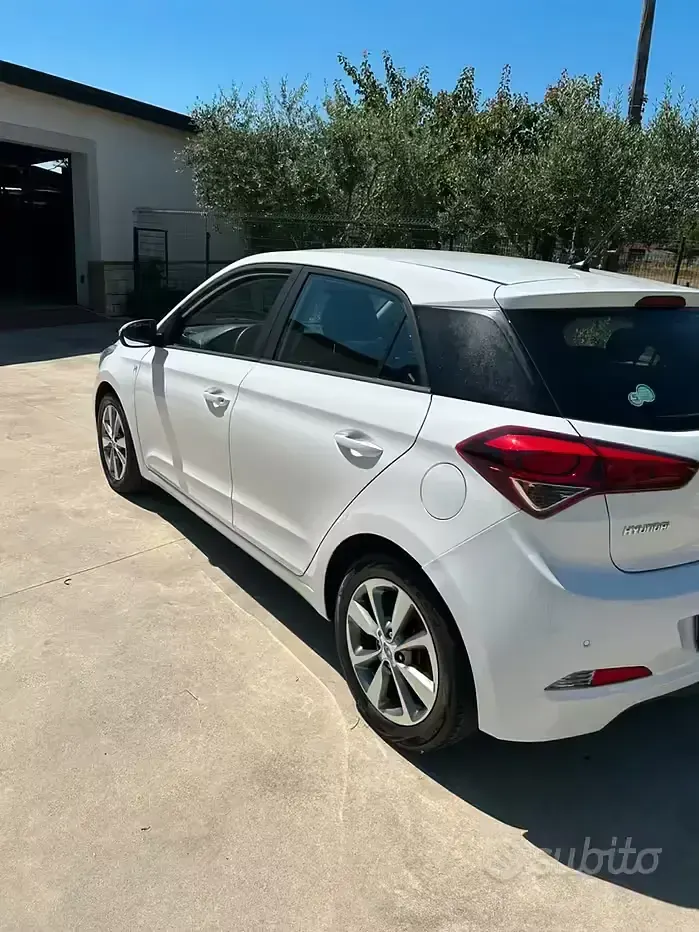 Usata Hyundai i20 75 CV (55 kW) 2016 Bianco Berlina